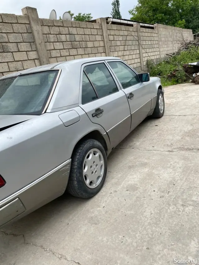 Mercedes-Benz W124 1992 · 2.4 MT