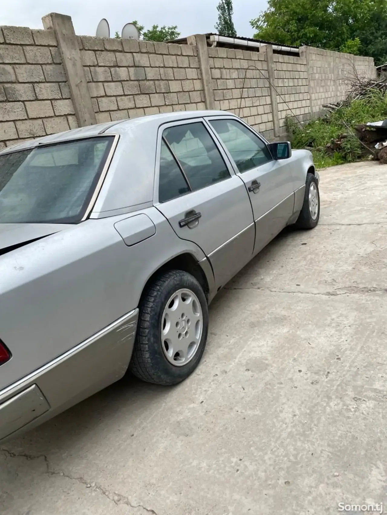 Mercedes-Benz W124 1992 · 2.4 MT
