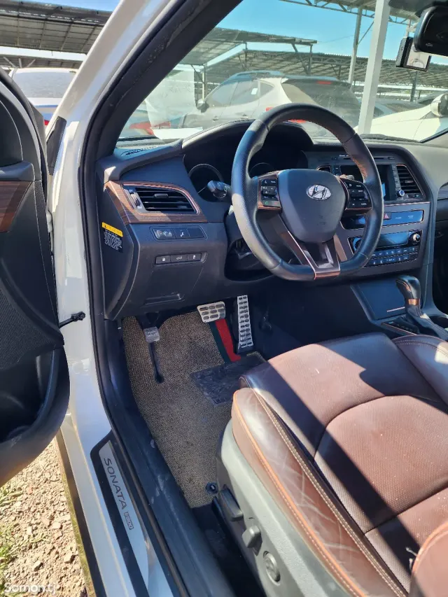 Hyundai Sonata 2015 · 1.6 AT