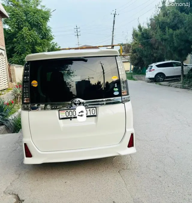 Toyota Voxy 2014 · 2.0 AT