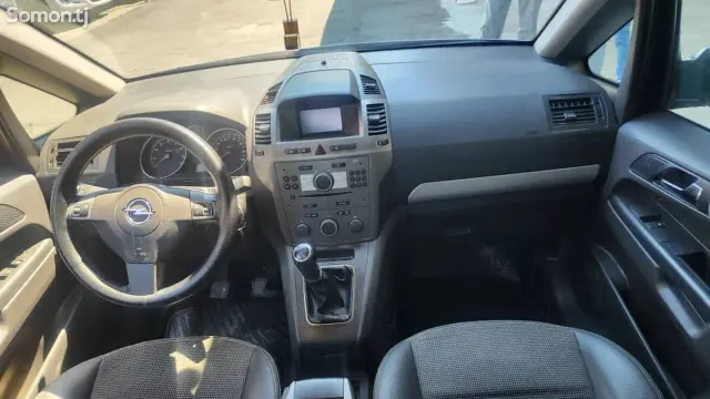 Opel Zafira 2006 · 2.2 MT