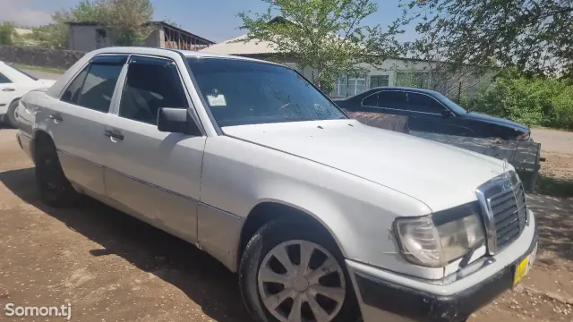 Mercedes-Benz E class 1990 · 2.0 MT