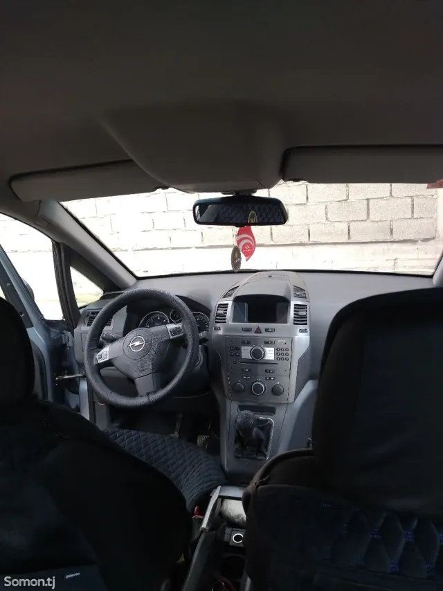 Opel Zafira 2006 · 1.9 MT