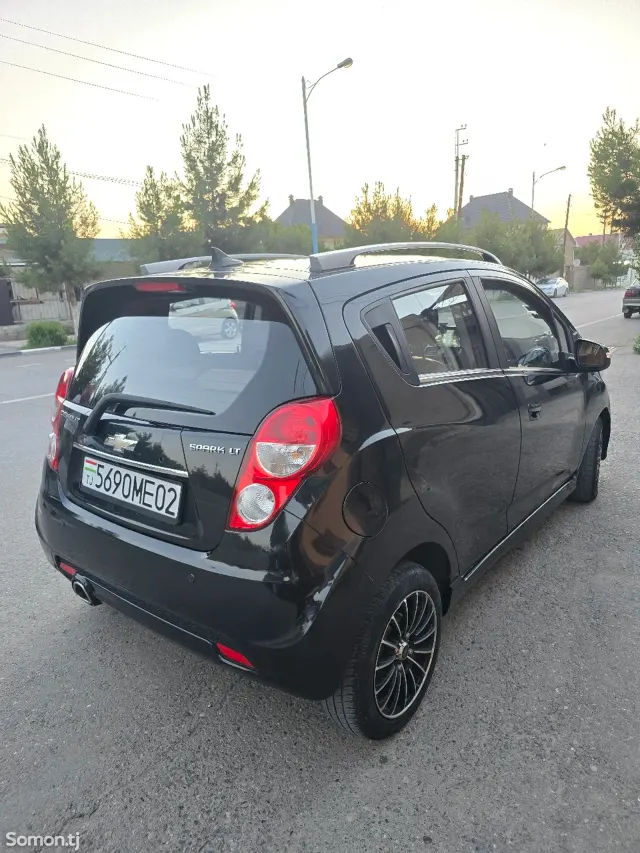 Chevrolet Spark 2014 · 1.0 AT