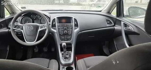 Opel Astra J 2014 · 1.6 MT
