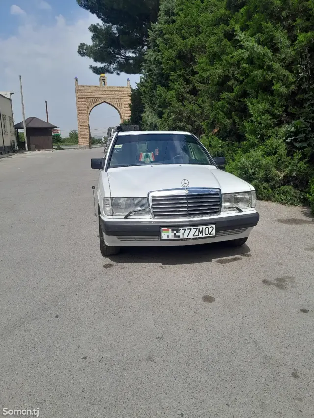 Mercedes-Benz W201 1990 · 1.8 MT