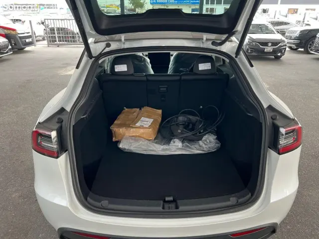 Tesla Model Y 2025 · 5.0 AT