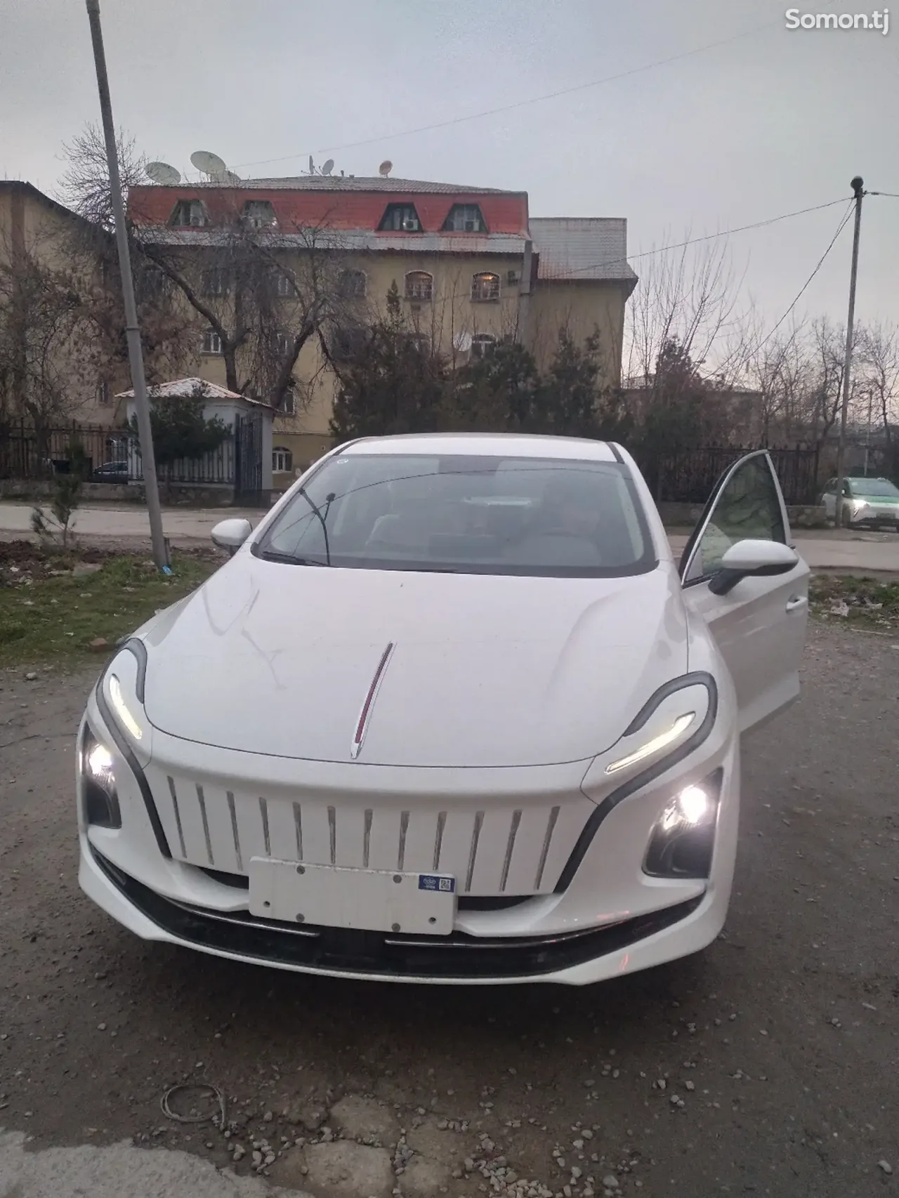 Hongqi E-QM5 2024 · AT