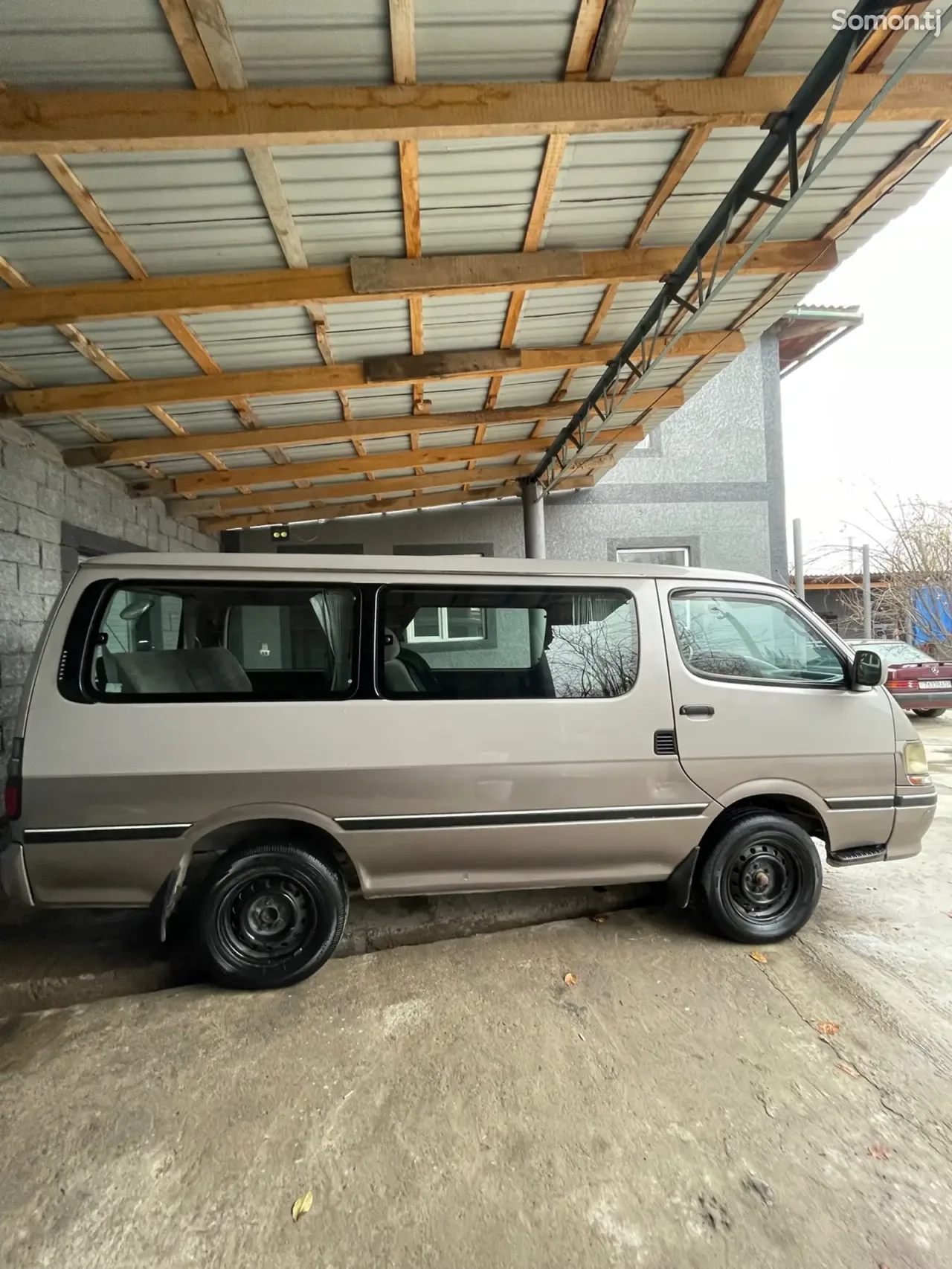 Toyota HiAce 1997 · 2.4 AT