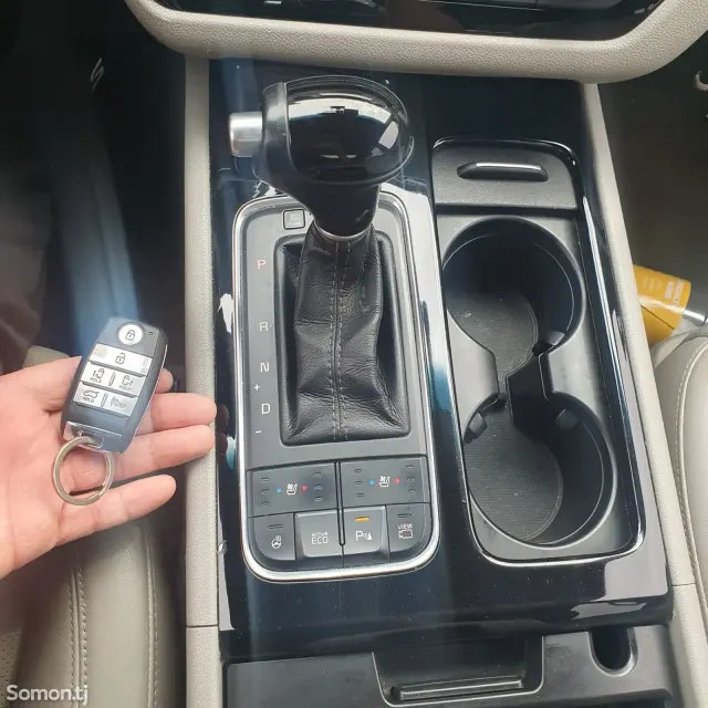 Kia Carnival 2015 · 2.2 AT