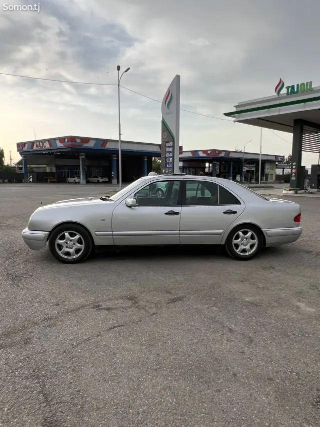 Mercedes-Benz E class 1997 · 2.0 MT
