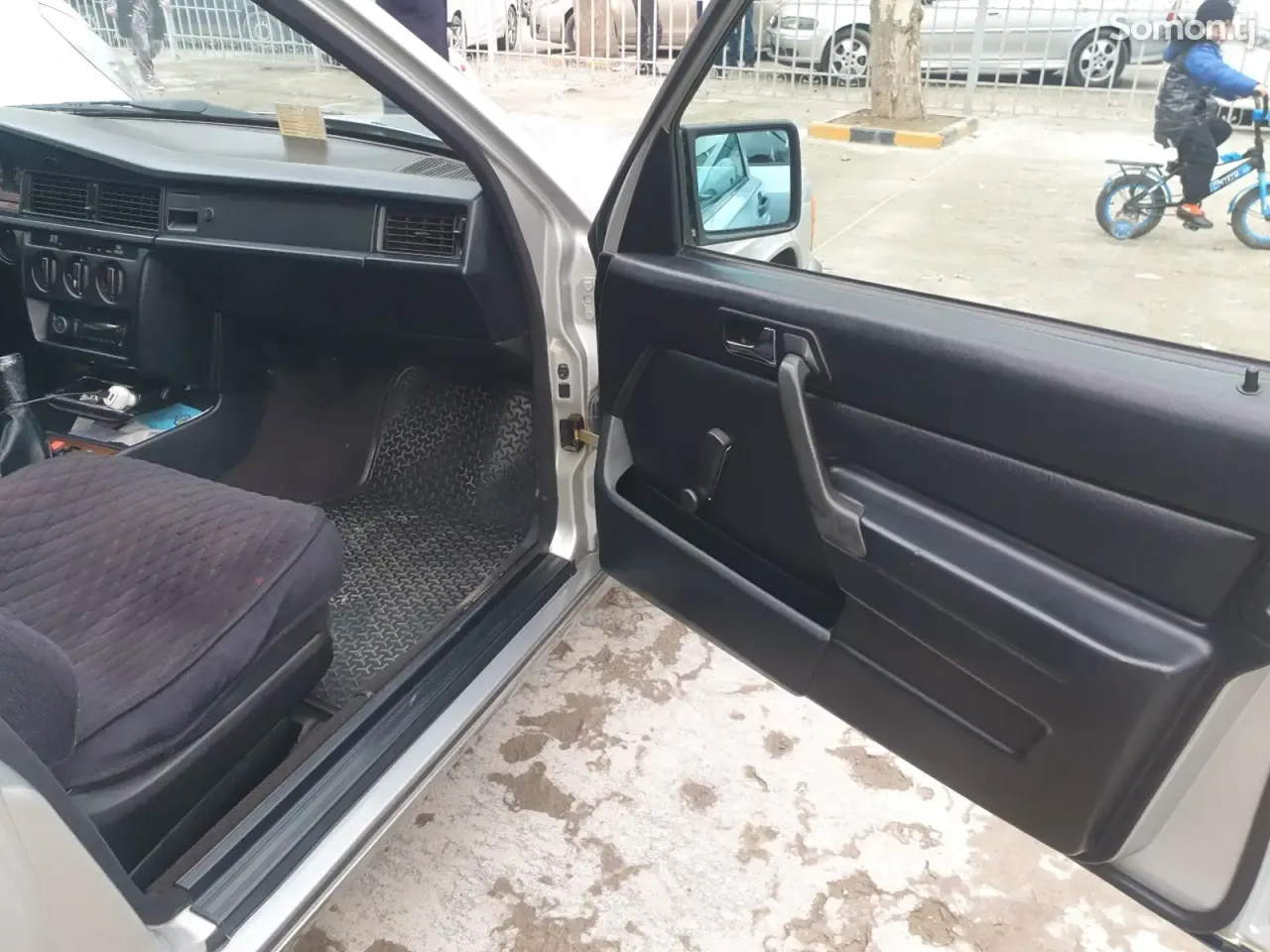 Mercedes-Benz W201 1991 · 2.0 MT
