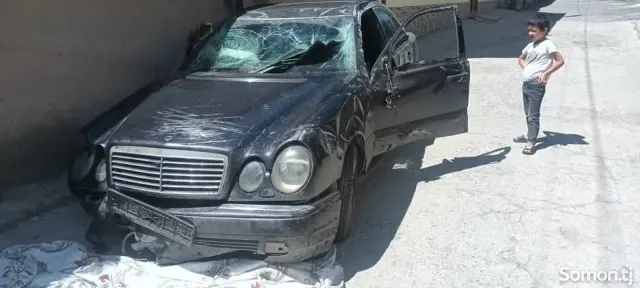 Mercedes-Benz E class 1996 · 2.3 AT