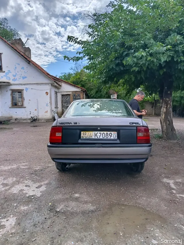 Opel Vectra A 1991 · 1.6 MT