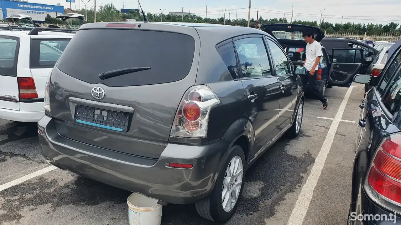 Toyota Avensis Verso 2007 · 2.2 MT
