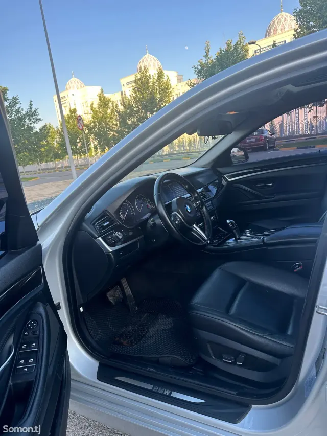 BMW M5 2011 · 2.8 AT