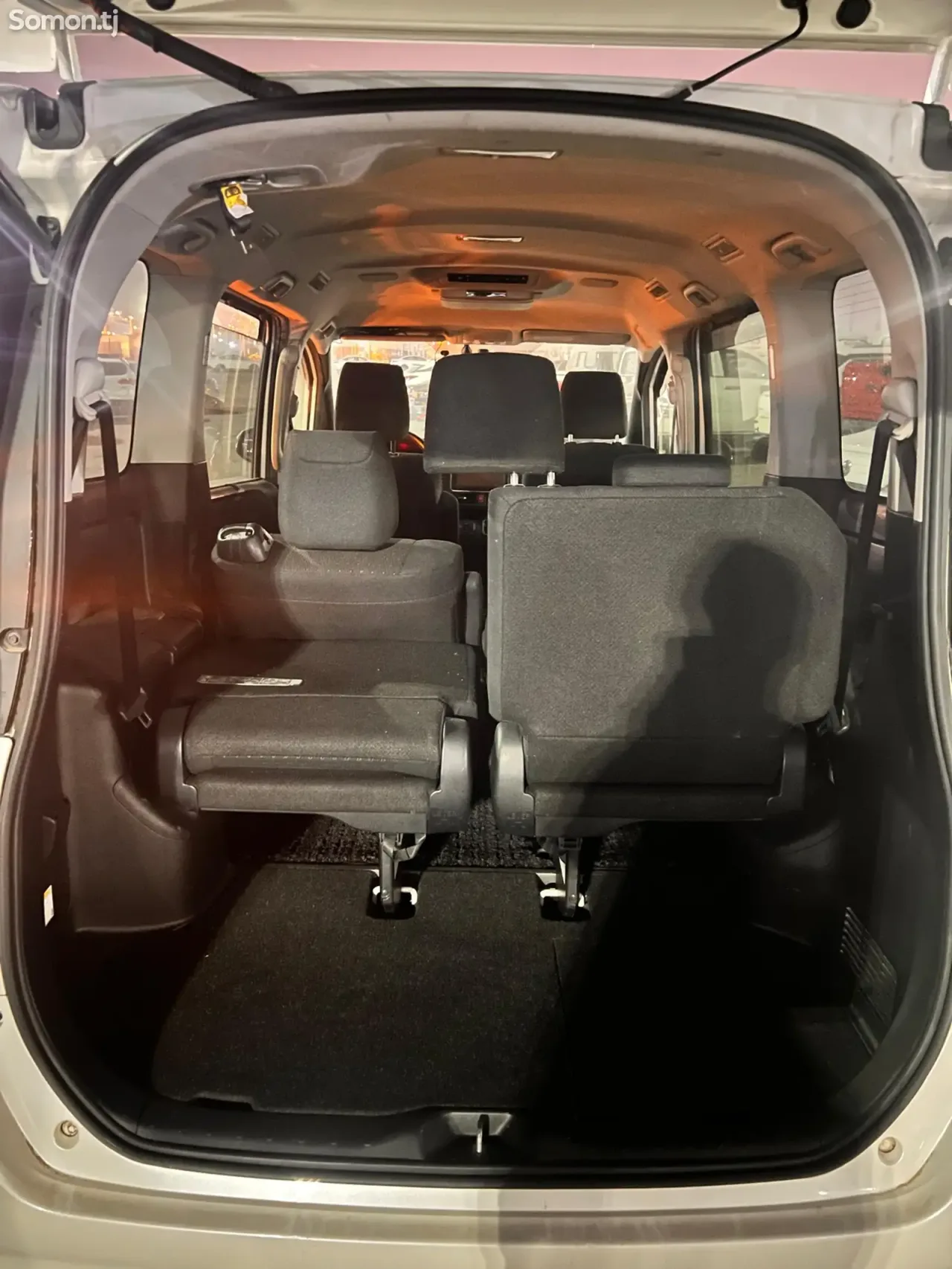 Toyota Voxy 2014 · AT