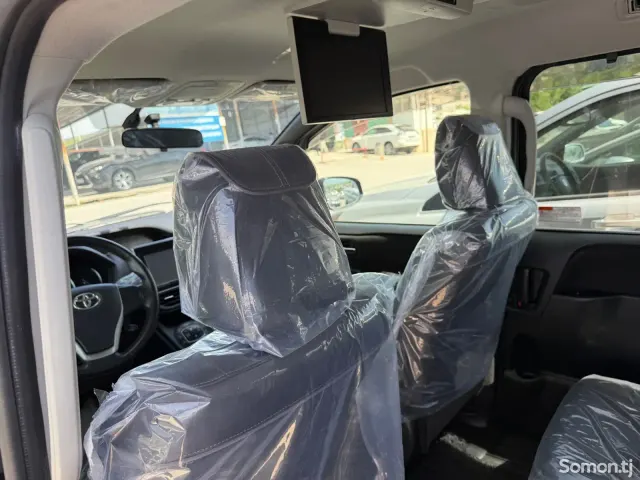 Toyota Voxy 2014 · 1.8 AT