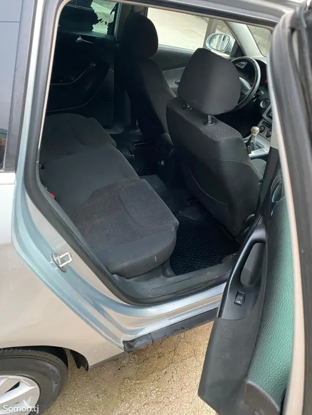 Volkswagen Passat 2006 · 2.0 MT