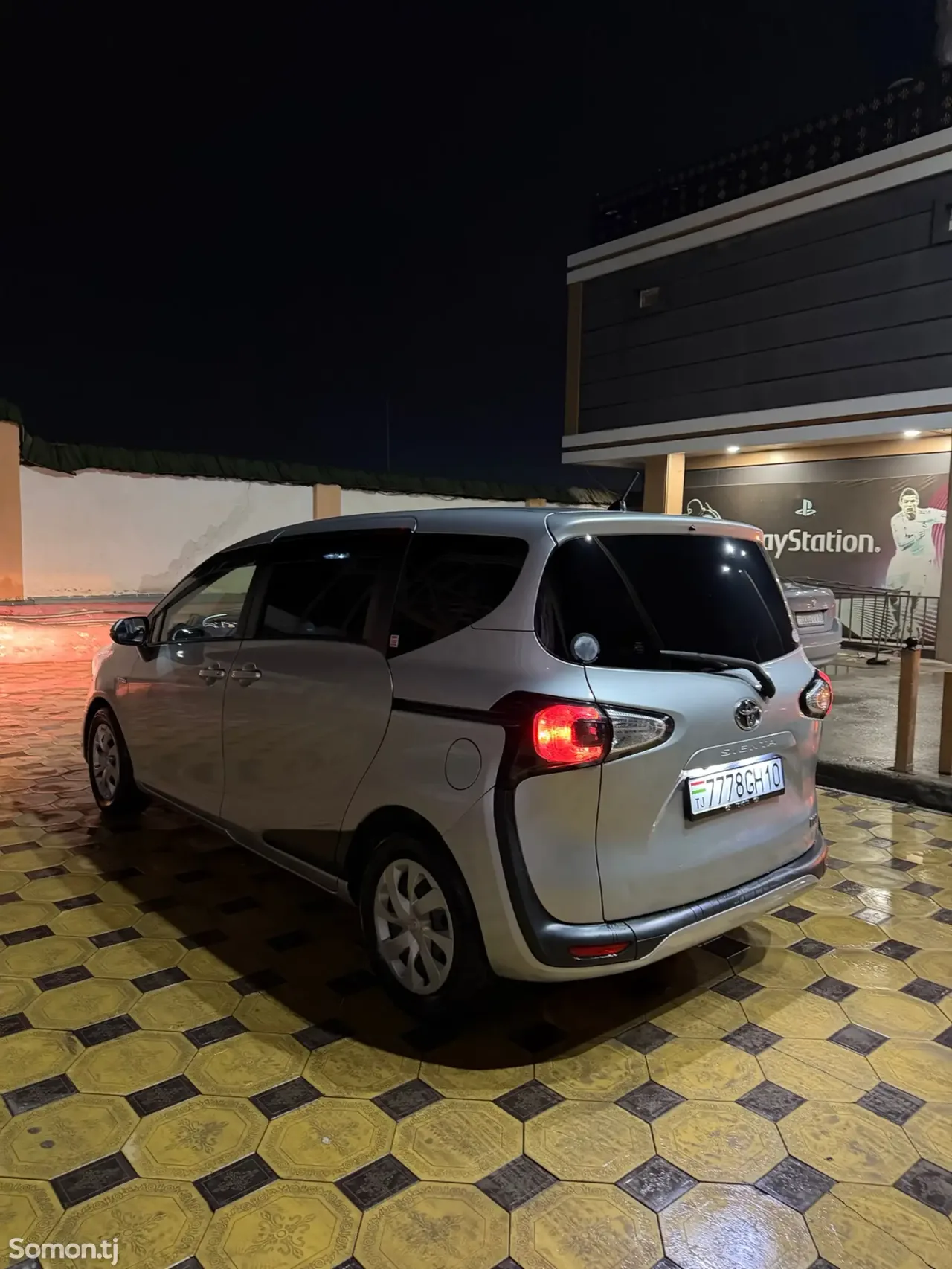 Toyota Sienta 2015 · 1.5 AT