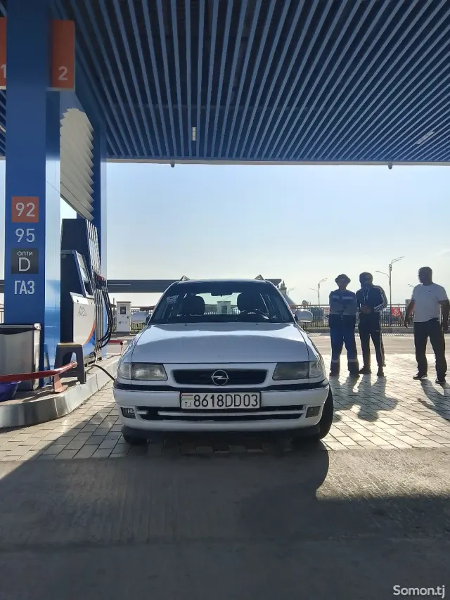 Opel Astra F 1996 · 1.6 MT