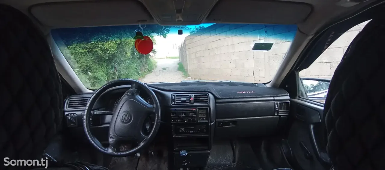 Opel Vectra A 1995 · 1.6 MT