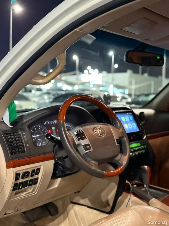 Toyota Land Cruiser 2014 · 4.6 AT
