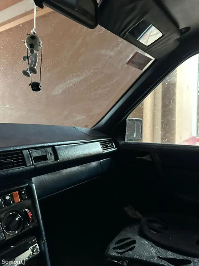 Mercedes-Benz W124 1989 · 2.5 MT