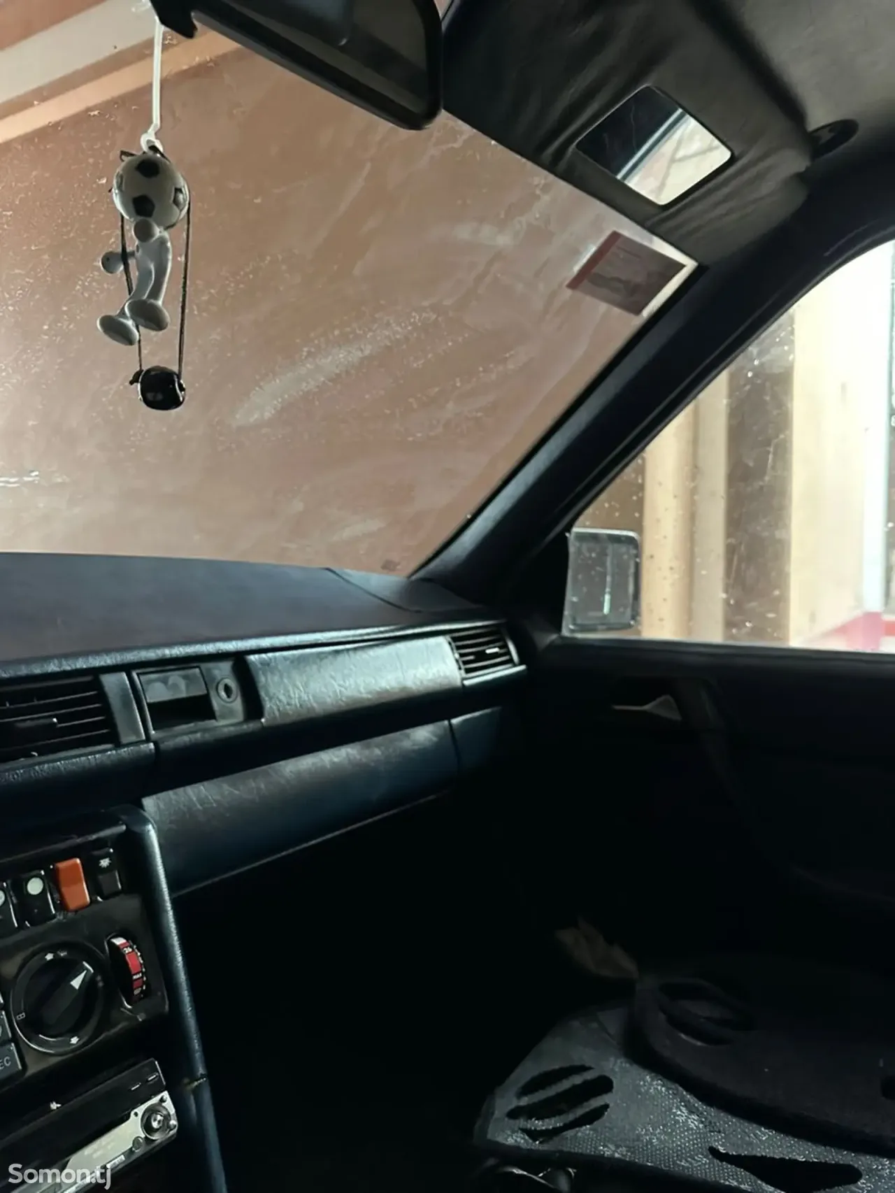 Mercedes-Benz W124 1989 · 2.5 MT
