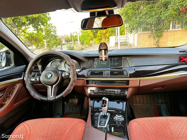 BMW 5 series 2012 · AT