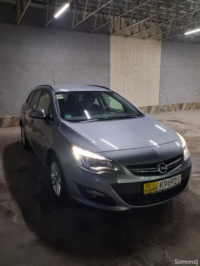 Opel Astra J 2014 · 1.4 MT