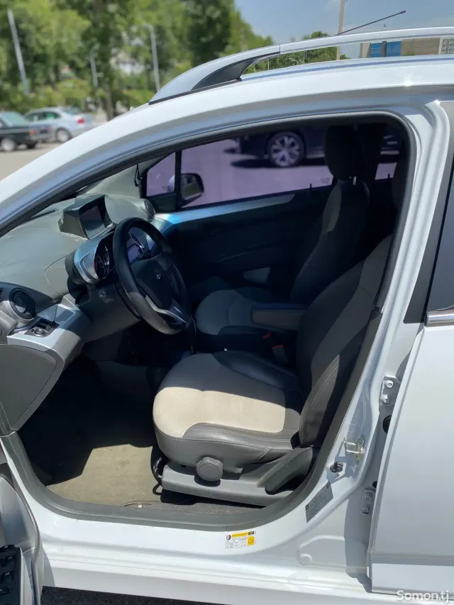 Chevrolet Spark 2014 · 1.0 AT