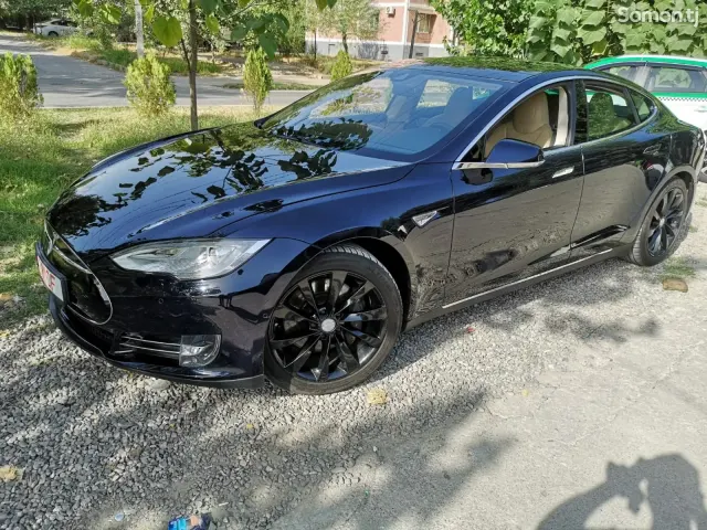 Tesla Model S 2015 · AT