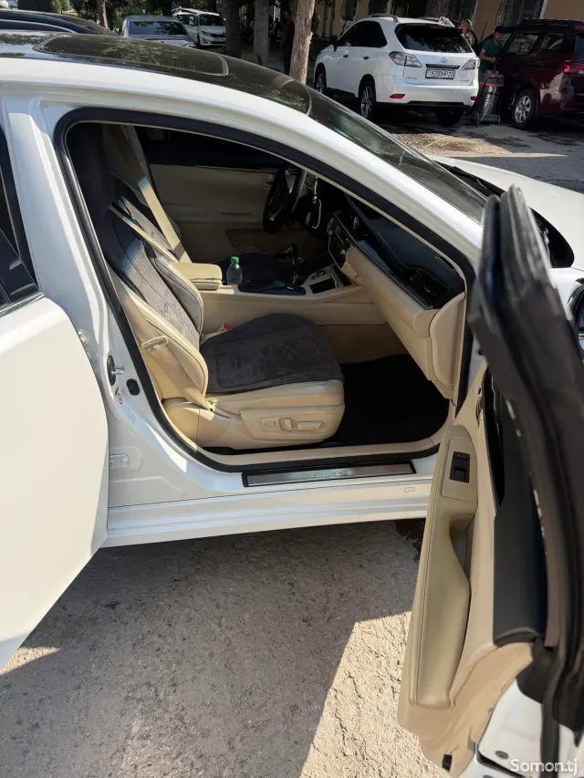 Lexus ES series 2013 · 2.5 AT