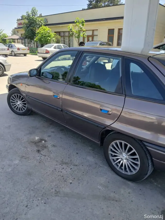 Opel Astra F 1998 · 1.6 MT