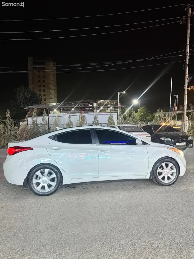 Hyundai Elantra 2013 · 2.0 AT