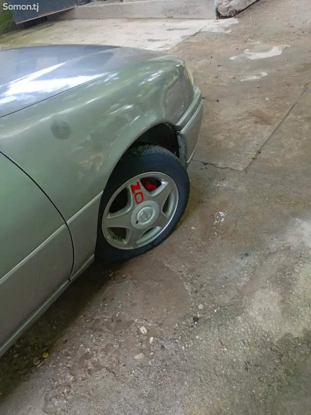 Opel Vectra A 1994 · 1.6 MT