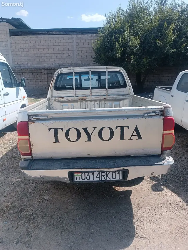 Toyota Hilux 2013 · 2.7 MT