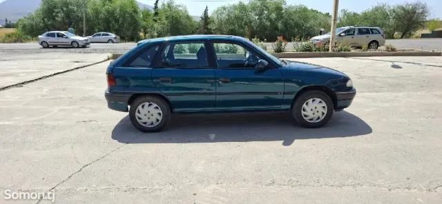 Opel Astra F 1995 · 1.6 MT