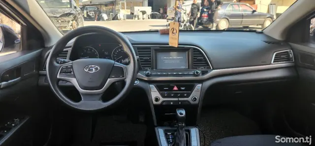 Hyundai Avante 2015 · 1.6 AT