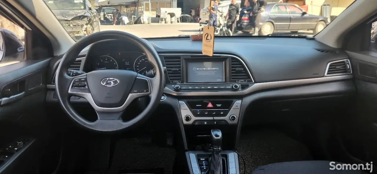 Hyundai Avante 2015 · 1.6 AT