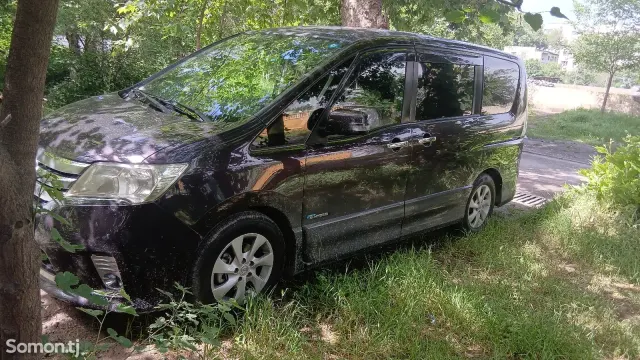 Nissan Serena 2014 · AT