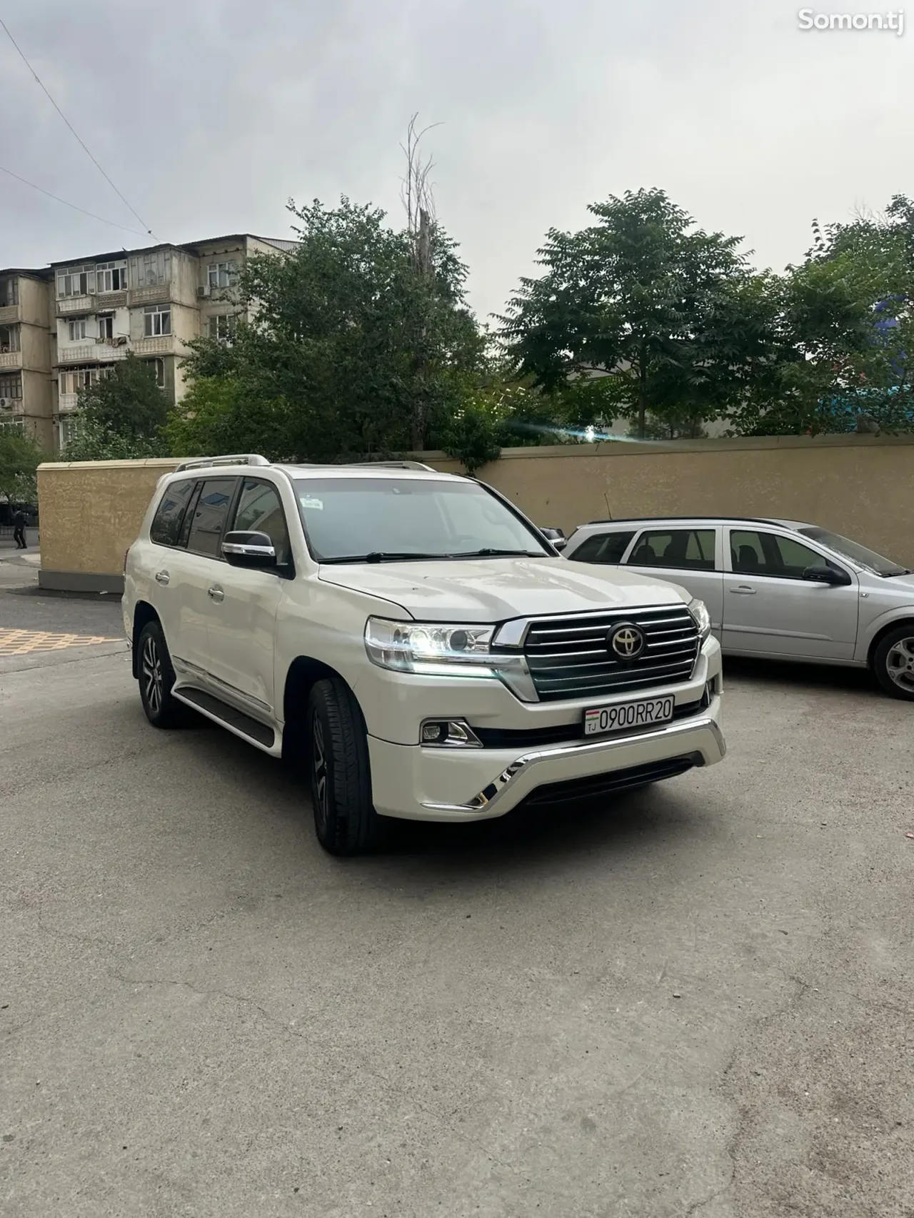 Toyota Land Cruiser 2012 · 4.6 AT