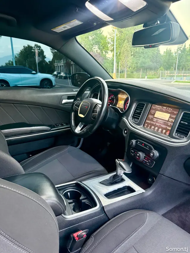 Dodge Charger 2016 · 3.7 AT