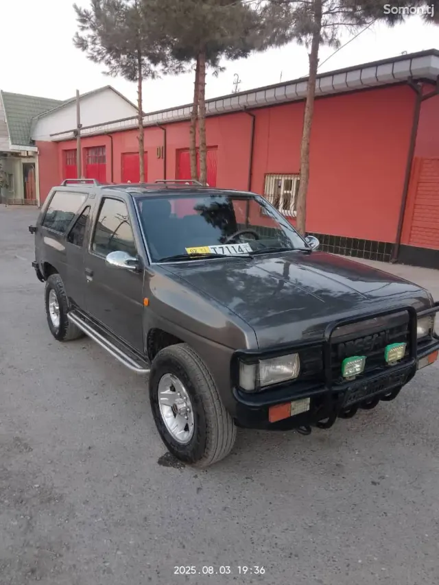 Nissan Terrano 1990 · 2.4 MT