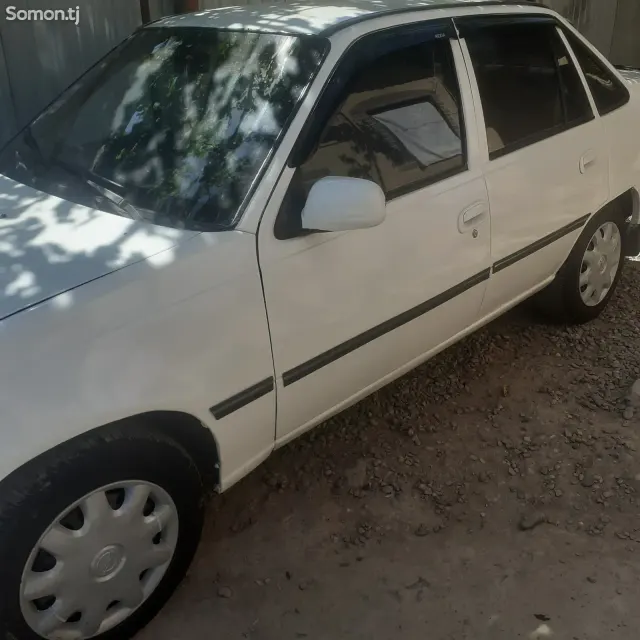 Daewoo Nexia 1994 · 1.6 MT