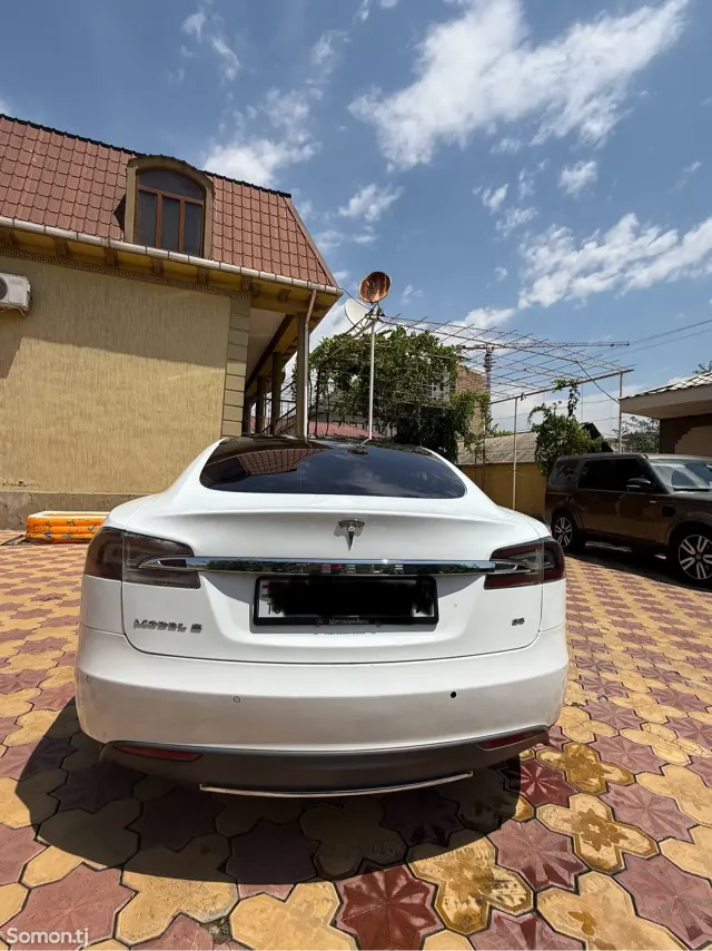 Tesla Model S 2015 · AT