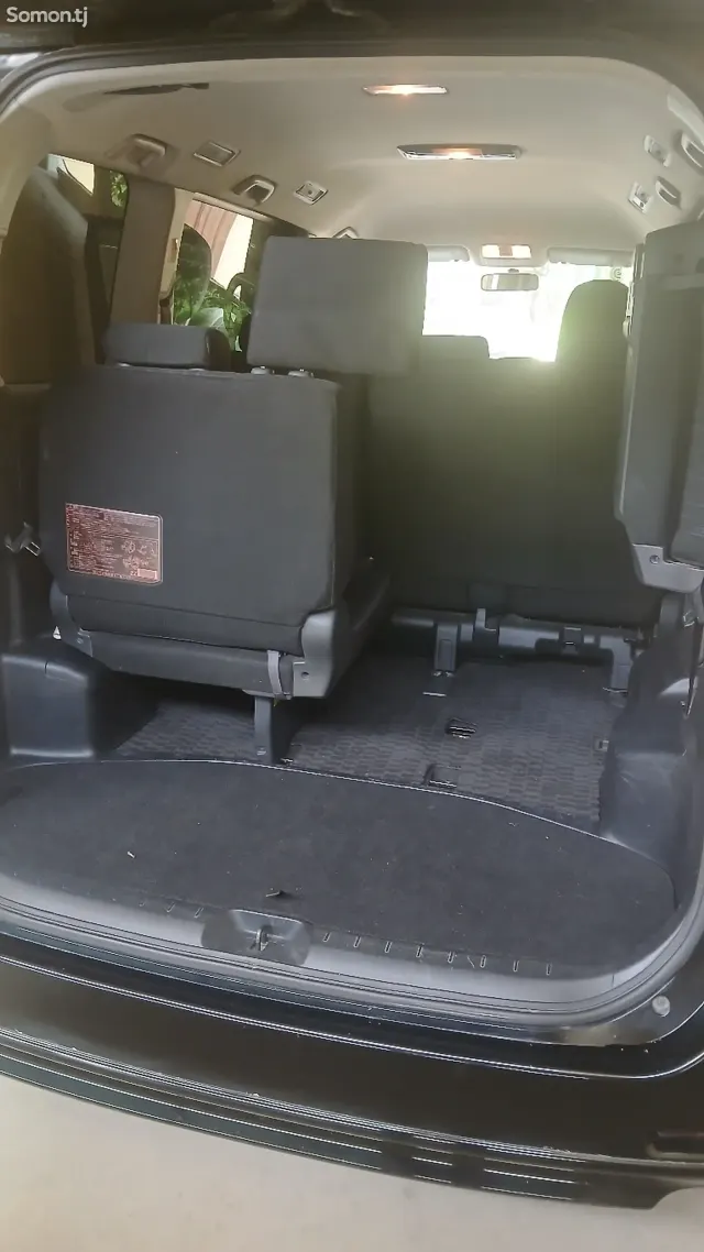 Toyota Voxy 2010 · 2.0 AT