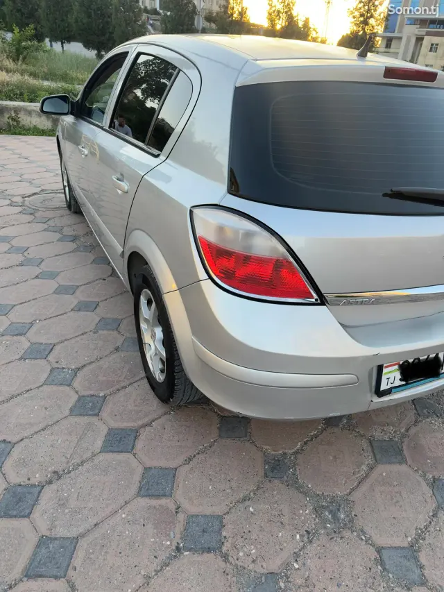 Opel Astra H 2005 · 1.6 MT