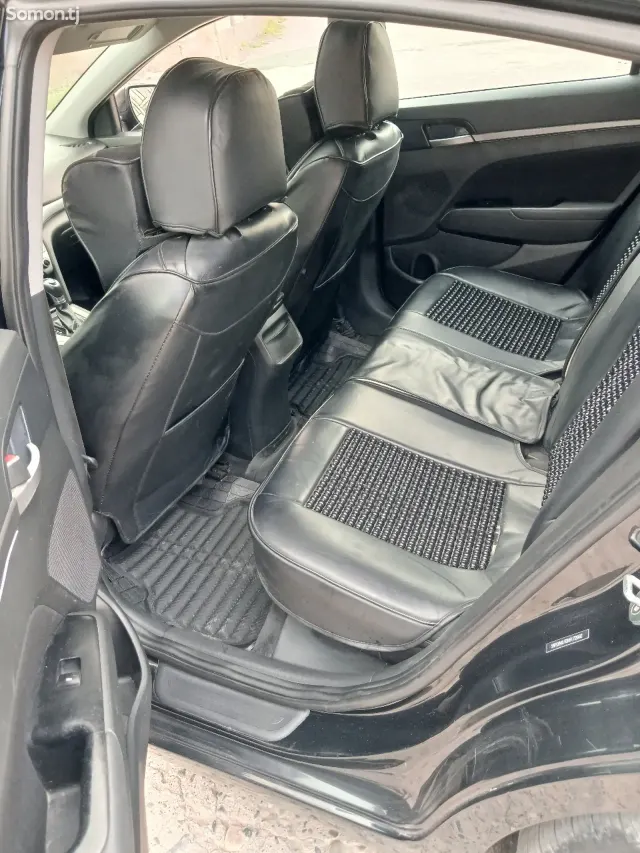 Hyundai Elantra 2017 · 1.8 AT